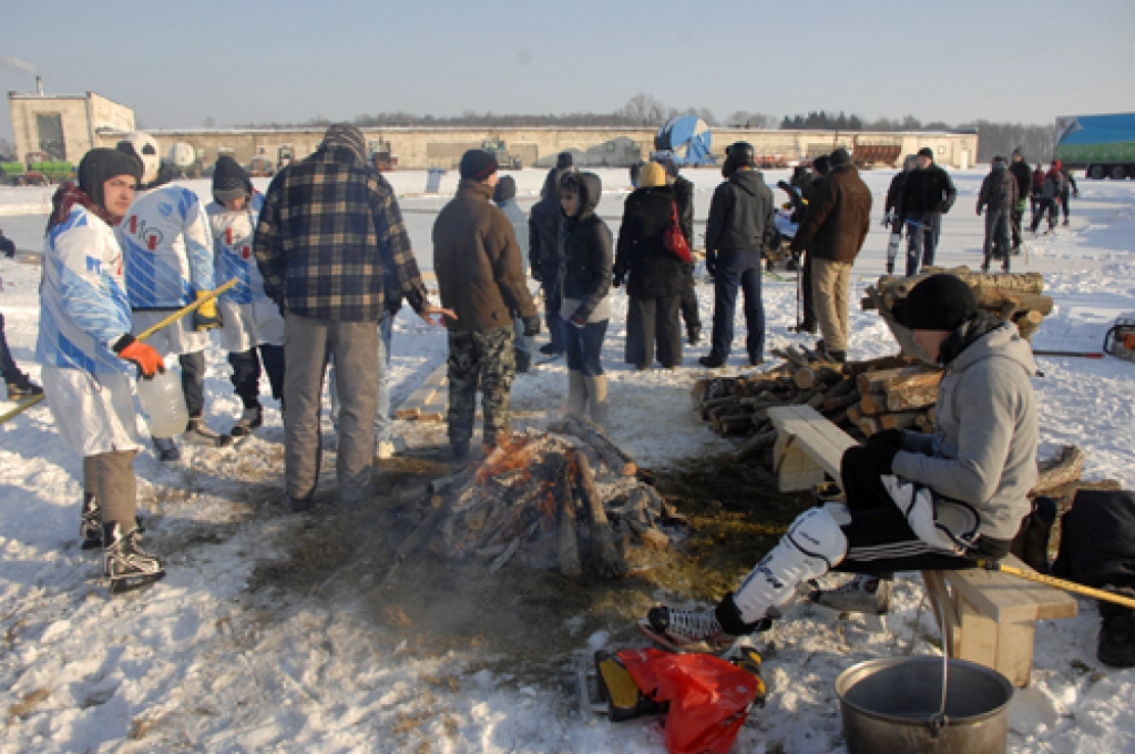 Rundāles novada pirmajā atklātajā hokeja turnīrā, kas notika 4. februārī Svitenē, uz dīķa pie zemnieku saimniecības (z/s) «Kaži», piedalījās desmit komandu. Ieskatu turnīrā varat gūt fotoattēlos.
Autors: Ivars Bogdanovs