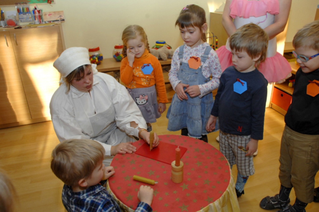 Rundāles novada «Mārpuķītes pilsētas» Grabenīcas laukumā sarīkotajā Svecaines tirgū netrūka ne cukurūdeņa, ne ūdenskliņģeru. Tika lietas, apgleznotas un dedzinātas sveces. Saulaines bērnudārza audzēkņi un darbinieki šajā priekā par gaismu...
Autors: Ivars Bogdanovs