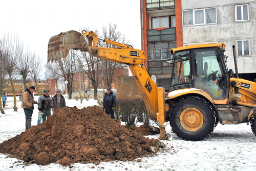 Ūdenssistēmas remontdarbi pie Lauktehnikas 15. mājas Īslīces pagastā. 