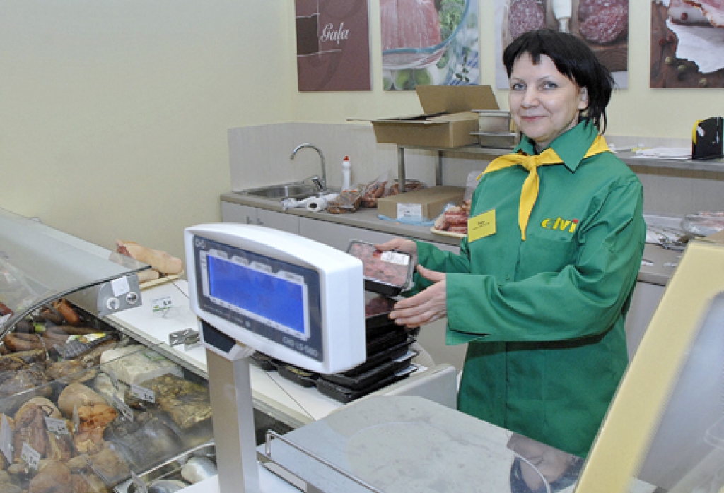 Daiga Kuprinska – «Elvi» veikala Vecumniekos maiņas vecākā. 