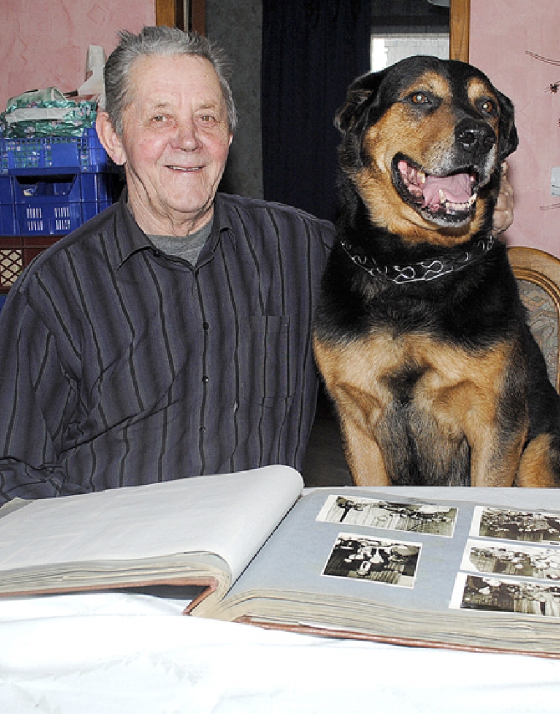 Baušķenieks Andris Kluinis stāsta, ka Francis allaž rūpīgi seko līdzi tam, ko saimnieki dara.