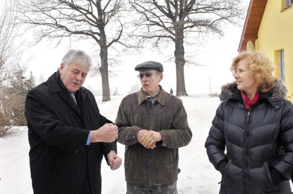 Ar «Poteru» saimniekiem Aiju un Jāni Rutkovskiem iepazīstas Eiropas Parlamenta deputāts Džeimss Nikolsons no Lielbritānijas.