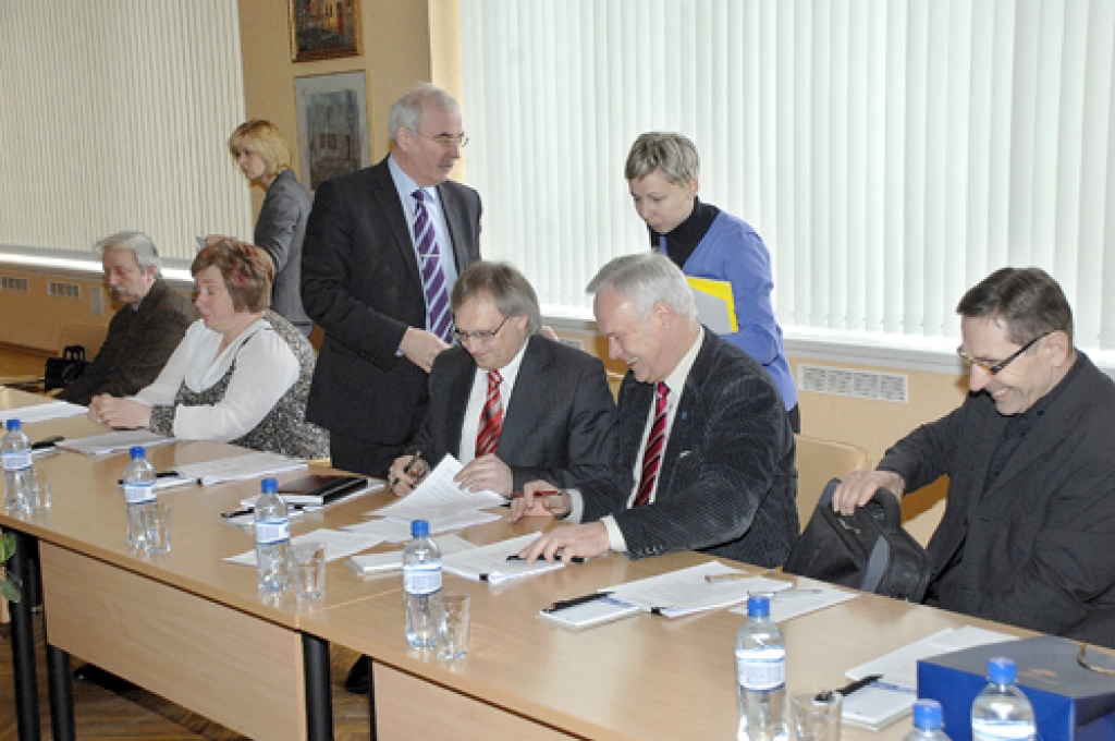 Zemgales plānošanas reģiona attīstības padomes sēdē Bauskā pašvaldību vadītāji ilgi diskutēja par iespējām, kā saglabāt sabiedrisko transportu. Rundāles novada domes priekšsēdētājs Aivars Okmanis (trešais no labās) pat pieļāva ārkārtas situāciju, kurā var nākties steidzami meklēt citus pārvadātājus.