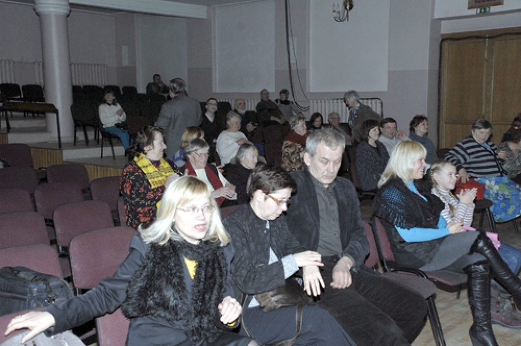 Dace Vilne (no kreisās), Ingrīda Vilkārse un Jānis Siliņš vērtēja Zemgales reģiona amatierteātru iestudējumus.