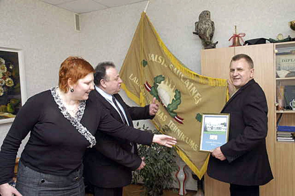 Draudzības saites starp Bauskas reģionu un Pakroju Lietuvā tiek stiprinātas arī ikdienā, ne tikai valsts svētkos. Attēlā – Pakrojas rajona Žeimes lauksaimniecības skolas delegācija februārī apmeklēja draugus Saulaines profesionālajā vidusskolā. No labās – Saulaines skolas direktors Jānis Beķeris un Žeimes skolas direktors Antans Indrulis, kā arī pasniedzēja Saulainē Laila Jirgensone.