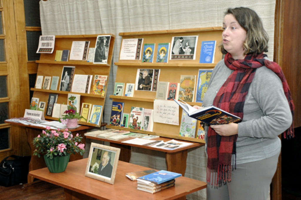 Laima Ļūdēna-Grauze lasa tēva dzeju. 