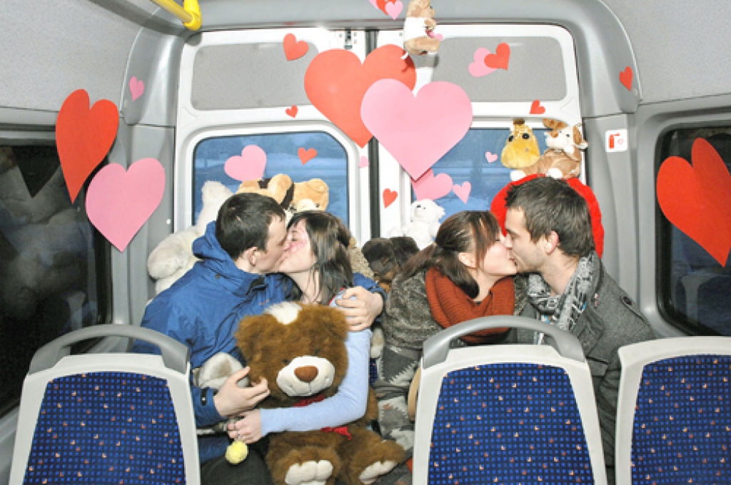 Viņi mīl viens otru: Ēriks (no kreisās) Anitu un Esmeralda Ričardu. 