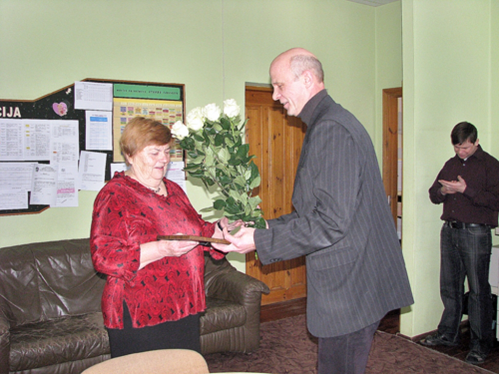 Inārai Birzniecei, Mežgaļu pamatskolas skolotājai, Bauskas novada domes Atzinības rakstu pasniedz priekšsēdētāja vietnieks Jānis Feldmanis.