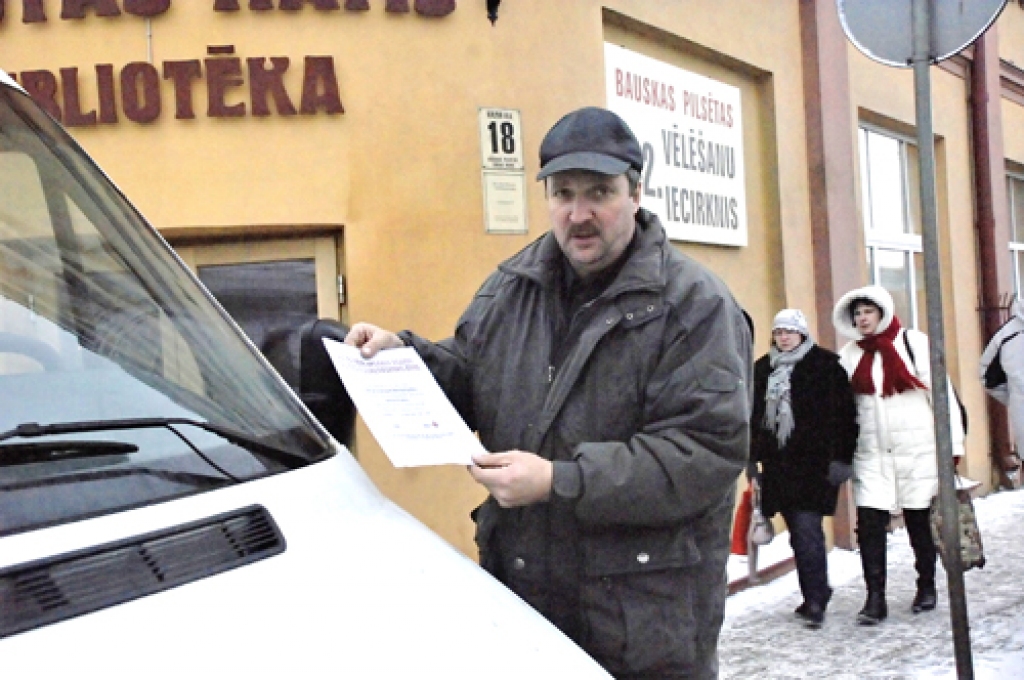 Referenduma dienā Vecsaules pagastā mikroautobusa šoferis Roberts Maldutis gatavs doties uz pagasta nostūriem, lai atvestu ļaudis uz vēlēšanu iecirkni. 