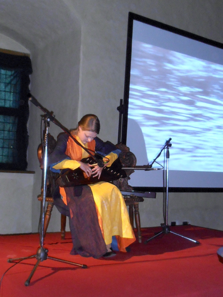 Laima Jansone muzicē Bauskas pilī.