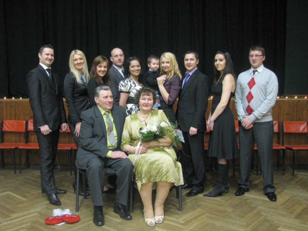 Mirdzai un Laimonim Ludiņiem 2011. gadā bērni un mazbērni sarīkoja zelta kāzas. Attēlā vecvecāki ar mazbērniem un radiem: (no kreisās) meitas Inetas dēls Didzis, Modra meitas Zane, Lana, Inetas vīra Ritvara dēls Viesturs ar sievu Maniku, Inetas meita Dace ar dēliņu Valteru un vīru Gati, Didža draudzene Laima un Modra dēls Normunds. 