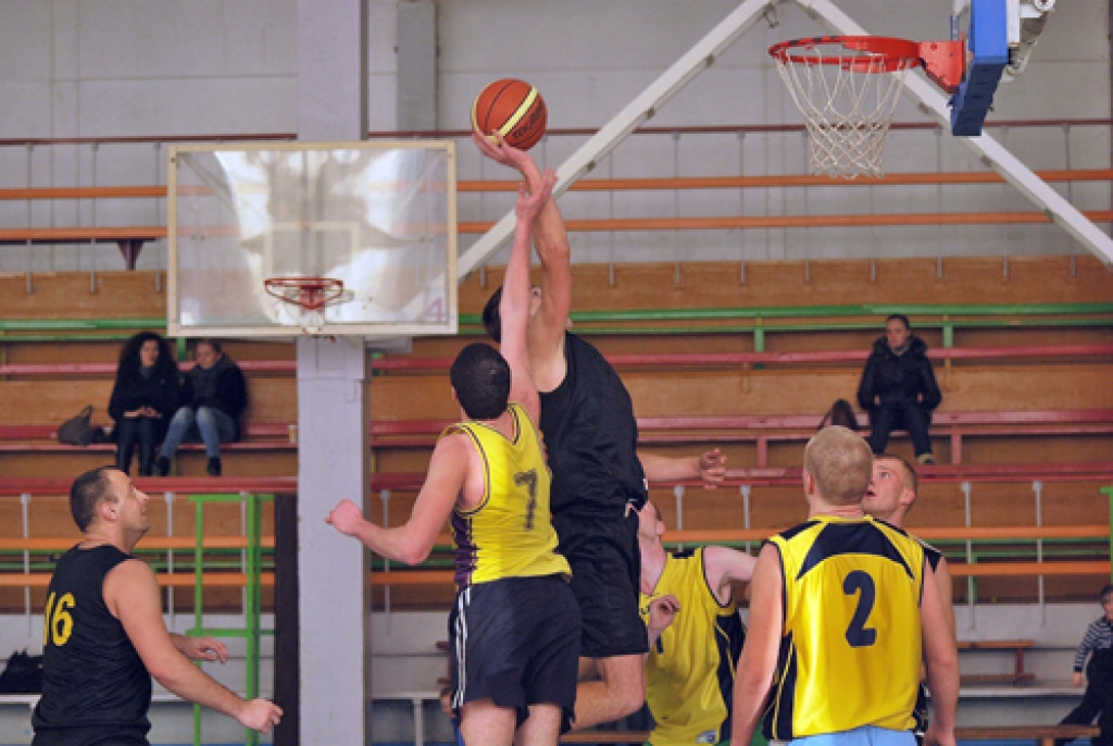 Gailīšu pagasta komanda (tumšos tērpos) cīņā par trešo vietu pārspēja Īslīces pagastu. 