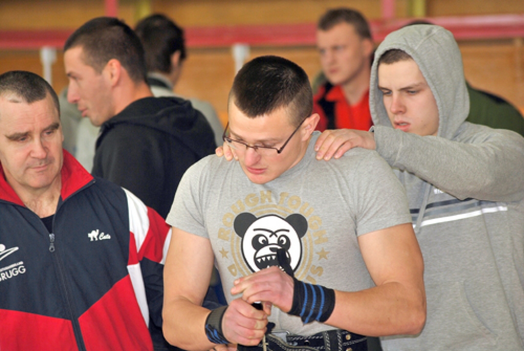 Elvijs Žieds (vidū) gatavojas doties pie svaru stieņa. Viņu atbalsta Juris Červids (no kreisās) un Juris Ručkanovs. 