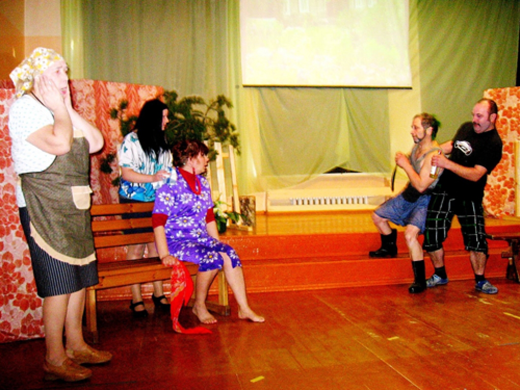 Komēdija «Visi radi kopā» Īslīces kultūras nama amatierteātra izpildījumā. 