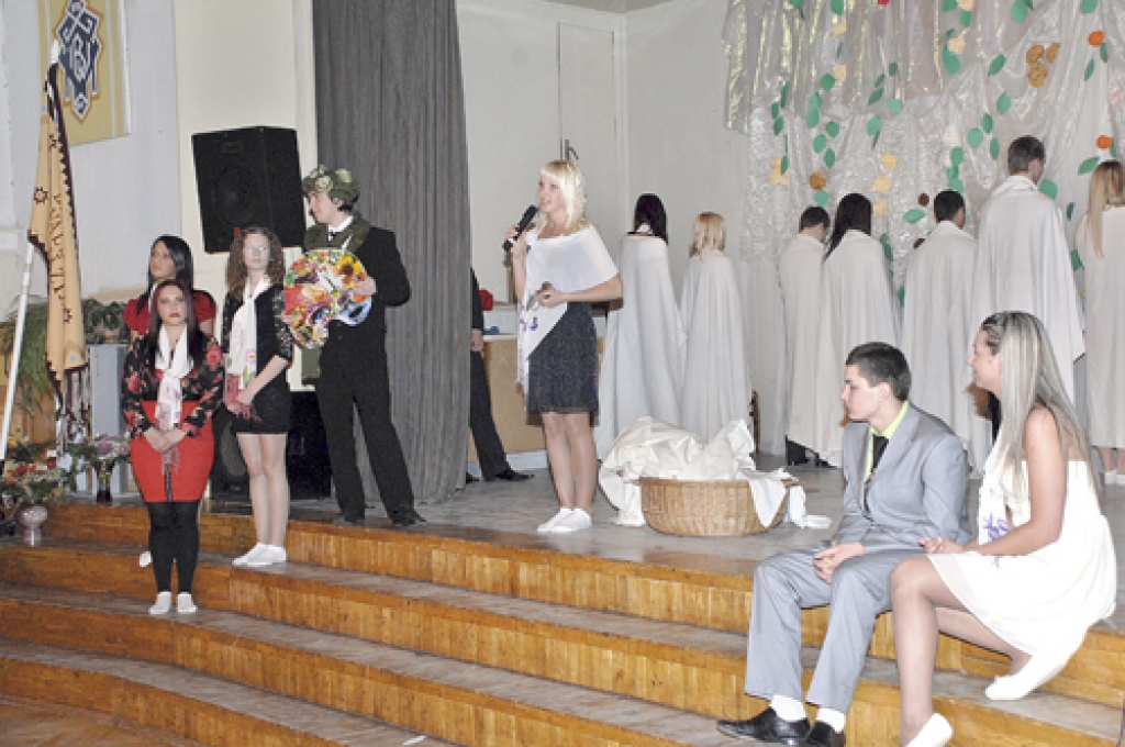 Žetonu vakarā meitenes uzplauka skaistajās kleitās, puišu staltumu izcēla uzvalki.