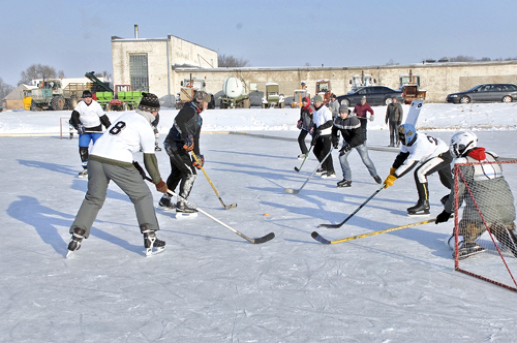 Komandu «Džaketi» un «Vitjaz» cīņa beidzās par labu pēdējai vienībai – ar rezultātu 0:4. Tajā apvienojušies jaunieši no Bauskas, Vecsaules un Īslīces, grupas līderis ir Kaspars Mallons, viens no turnīra organizatoriem.