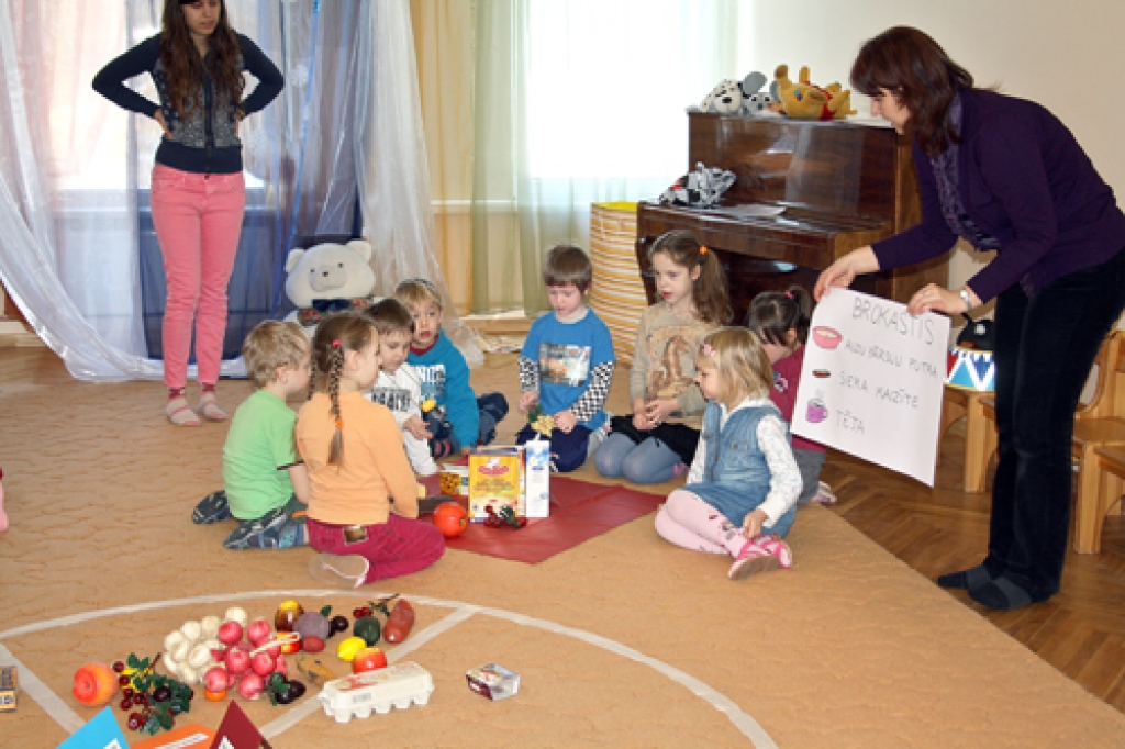 Nozīmīga nodarbības daļa veltīta brokastu – galvenās ēdienreizes – izziņai.