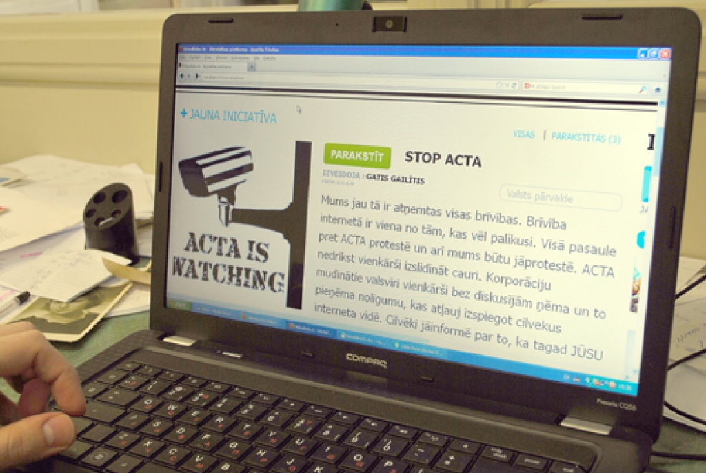 Portāla manabalss.lv lietotājs Gatis Gailītis aicina cilvēkus parakstīties pret ACTA. 
