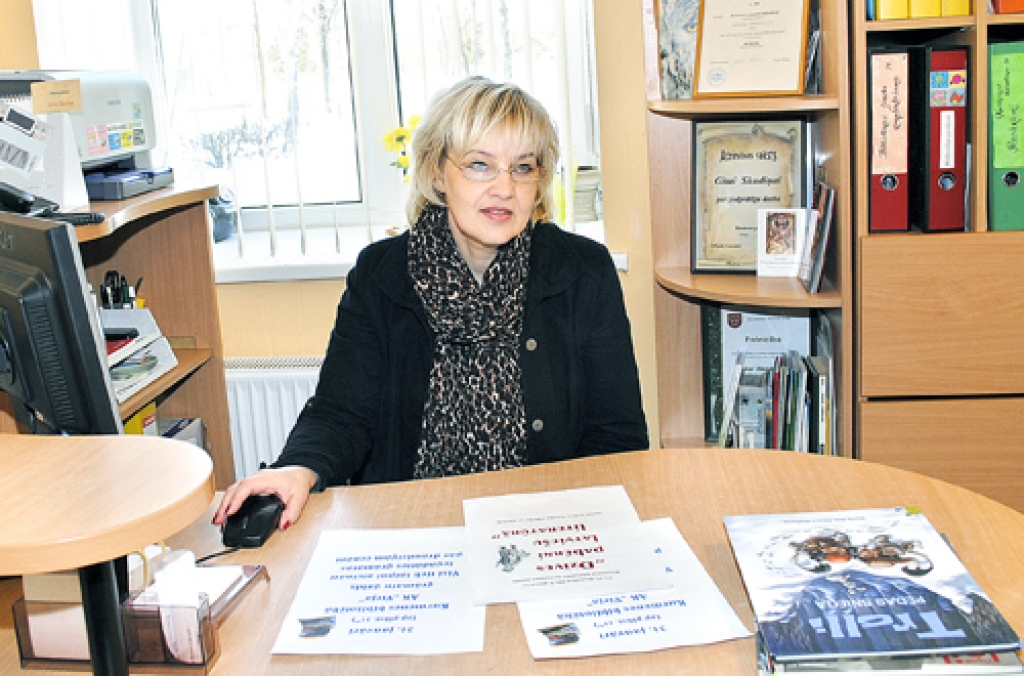 Gita Skadiņa, Kurmenes bibliotēkas vadītāja, pašlaik apstrādā krājumu, lai šogad varētu ieviest lasītāju apkalpošanas elektronisko sistēmu. 