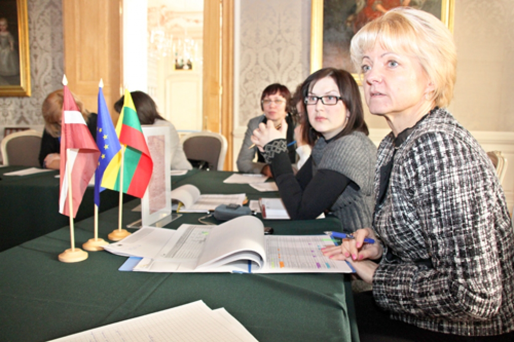 Projekta partneru tikšanās. Daiva Rutkevičiene (priekšplānā), Pakrojas rajona pašvaldības sociālā dienesta vadītāja, un Lina Mikolaitīte no Pakrojas rajona pašvaldības.