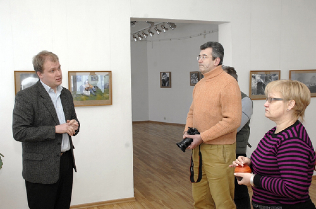 Māris Buholcs un Bauskas fotogrāfi satikās, lai vērtētu jaunākos darbus un apspriestu aktualitātes. 