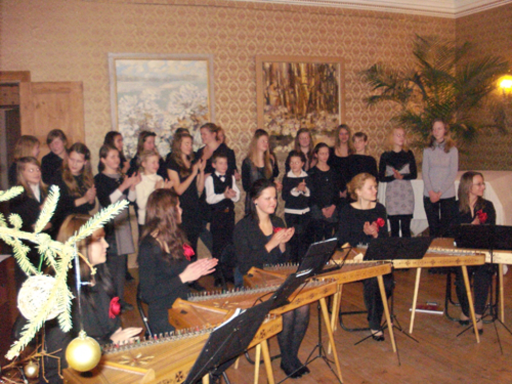 Bruknas muižā uzstājas Iecavas mūzikas skolas bērnu koris un koklētāju ansamblis «Uguntiņa».