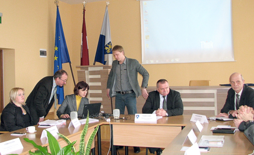 Diskutēt par turpmāko sadarbību Bauskas novada domē bija ieradušies kaimiņu pašvaldību, kā arī Biržu, Pakrojas un Pasvales pašvaldību pārstāvji. 
Autors: Vilnis Auzāns