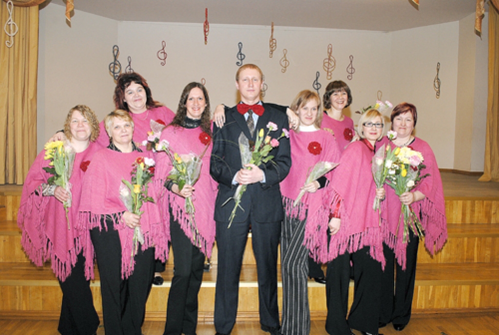 «Mežrozītes» savā desmit gadu jubilejas koncertā kopā ar pianistu Ēriku Prilucki. 
Autors: Juris Iļņickis