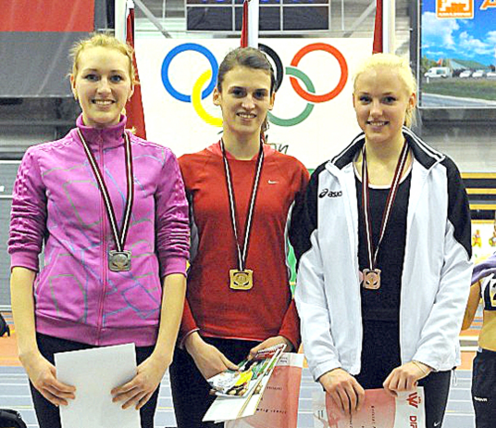 Ilona Dramačonoka (vidū) izcīnīja zelta medaļu 60 metru barjerskrējienā. 
Autors: Romualds Vambuts, lat-athletics.lv