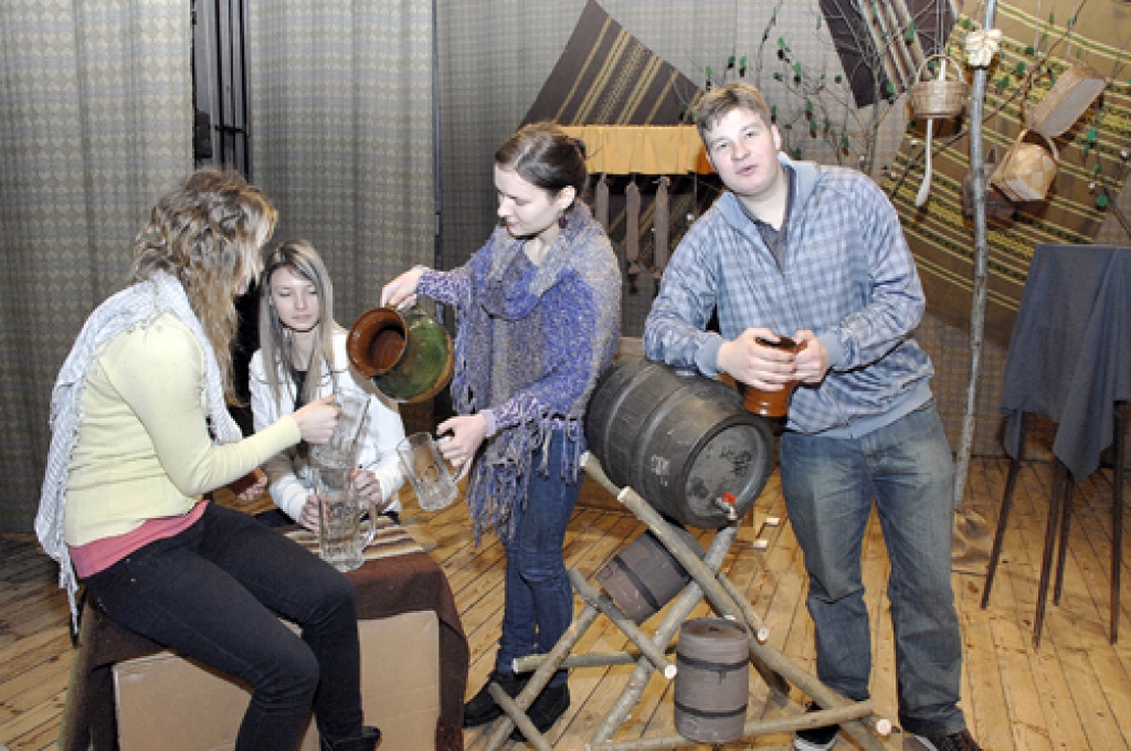 Misas vidusskolas 12. klases radošā komanda Krišjānis Spalva, Agija Roķe, Katrīna Kordasa un Katrīna Antonova organizēja lugas «Īsa pamācība mīlēšanā» iestudēšanu.
Autors: Ivars Bogdanovs