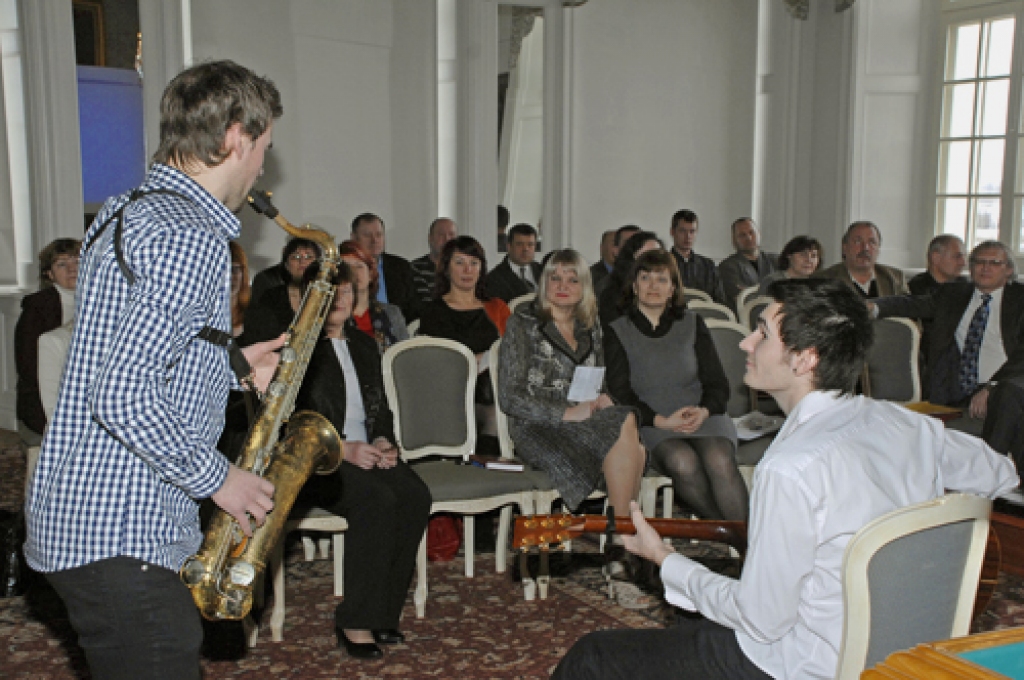 Rundāles novada «Biznesa forumā 2012» piedalījās nedaudz vairāk kā puse aicināto uzņēmēju.  Muzikālu sveicienu bija sagatavojuši saksofonists Kristaps Lubovs un ģitārists Aleksandrs Ozols.
Autors: Ivars Bogdanovs