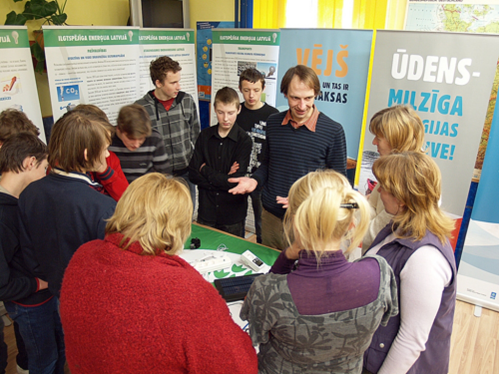 Ekoskolu eksperta Mārtiņa stāstījums par «zaļo» enerģiju ceļojošajā izstādē piesaistīja lielu uzmanību.
Autors: Madara Ērgle