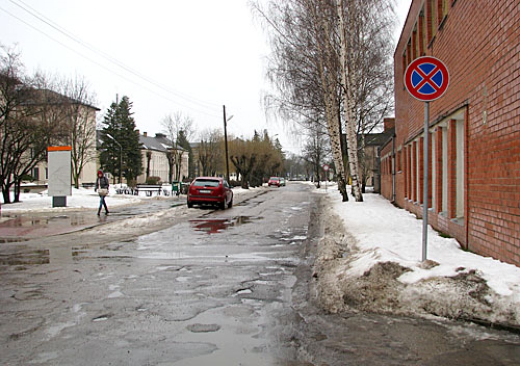 Dārza ielas posms, kurā iebraukt aizliedz „saulīte”, savukārt auto novietot ielas labajā pusē liedz zīme „Apstāties aizliegts”. 23. februārī plkst. 16.10 „Bauskas Dzīve” konstatēja, ka noteikumus neviens nepārkāpj.  
Autors: Vilnis Auzāns