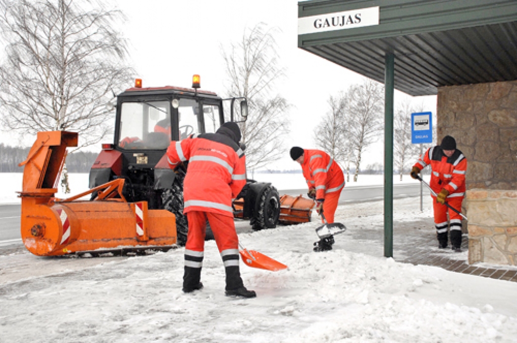«LATVIJAS AUTOCEĻU UZTURĒTĀJA» Bauskas ceļu rajona strādnieki, tīrot A7 šosejas sabiedriskā transporta pieturvietas, krustojumus un brauktuves paplašinājuma vietas.
Autors: Kristīne Straujā
