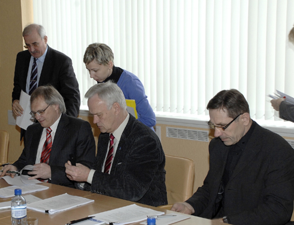 Zemgales plānošanas reģiona attīstības padomes sēdē Bauskā pašvaldību vadītāji ilgi diskutēja par iespējām, kā saglabāt sabiedrisko transportu. Rundāles novada domes priekšsēdētājs Aivars Okmanis (trešais no labās) pat pieļāva ārkārtas situāciju, kurā var nākties steidzami meklēt citus pārvadātājus. 
Autors: Ivars Bogdanovs