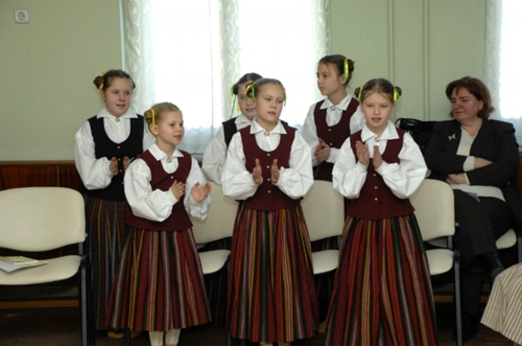 Zemgales reģiona tautasdziesmu dziedāšanas sacensībās „Lakstīgala” izcilus panākumus guvuši mazie Mežgaļu pamatskolas dziedātāji. 
Autors: No «Bauskas Dzīves» arhīva.