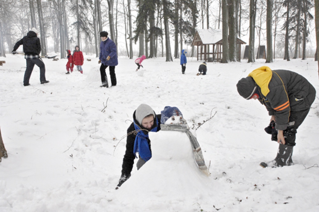Bērstelieši Melisa Alksne un Imants Norovs (priekšplānā) savu sniega sievu dekorēja ar oriģināliem materiāliem.
Autors: Ivars Bogdanovs