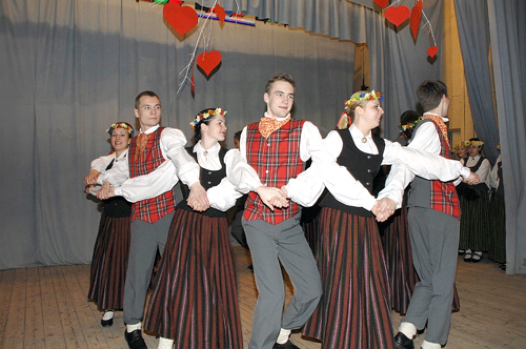 Iecavas vidusskolas jauniešu deju kopa «Jezga» uzstājas Svitenē. 
Autors: Ivars Bogdanovs