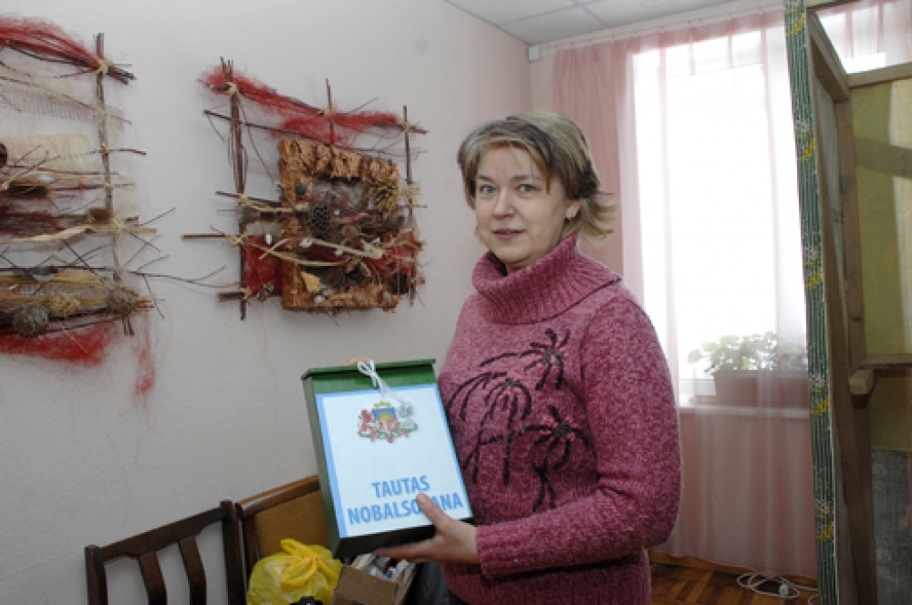 Vecsaules 358. vēlēšanu iecirkņa priekšsēdētāja Inese Rīna stāsta, ka šoreiz mājās vēlas balsot divreiz vairāk pilsoņu nekā citās vēlēšanās. 
Autors: Ivars Bogdanovs