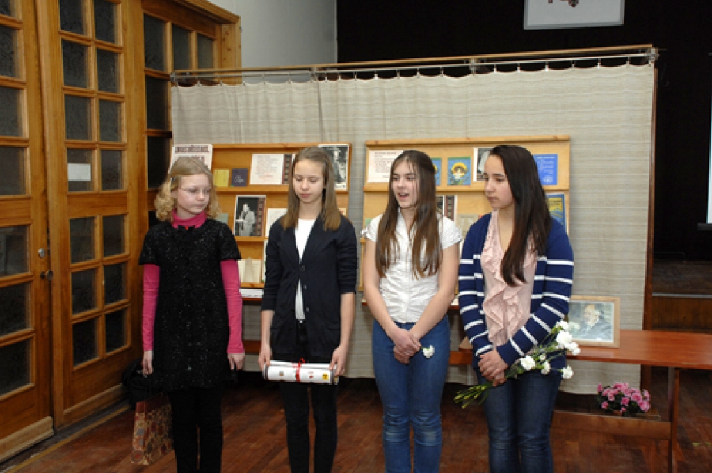 1.Bauskas sākumskolas 6.a klases skolnieces runā Vitauta Ļūdēna dzejoļus.
Autors: Ivars Bogdanovs