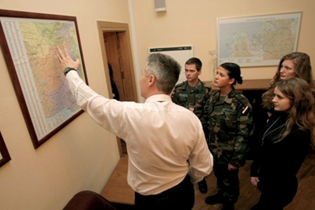 Aizsardzības ministrs Artis Pabriks «ēnām», kuru vidū ir arī Bauskas jaunsargi Signe Pukova un Kārlis Černajs, stāsta par savu darbu.
Autors: Rekrutēšanas un Jaunsardzes centra foto.