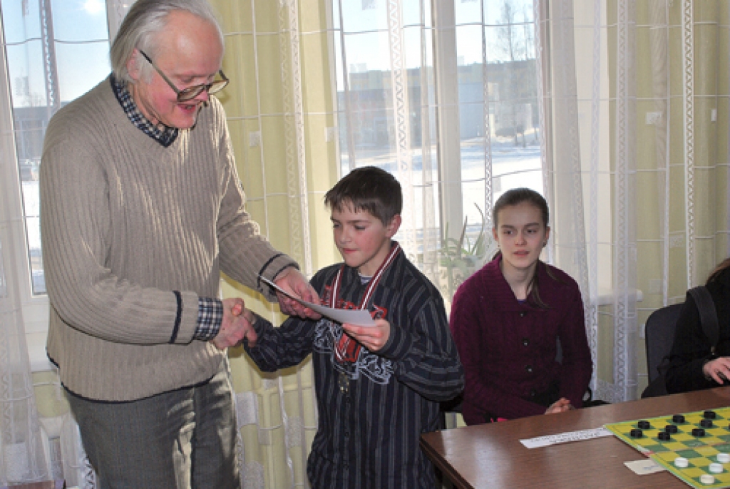 Māris Bergs (no kreisās) apsveic ar iegūto otro vietu Bērsteles pamatskolas audzēkni Nauri Opočkinu. 
Autors: Uldis Varnevičs