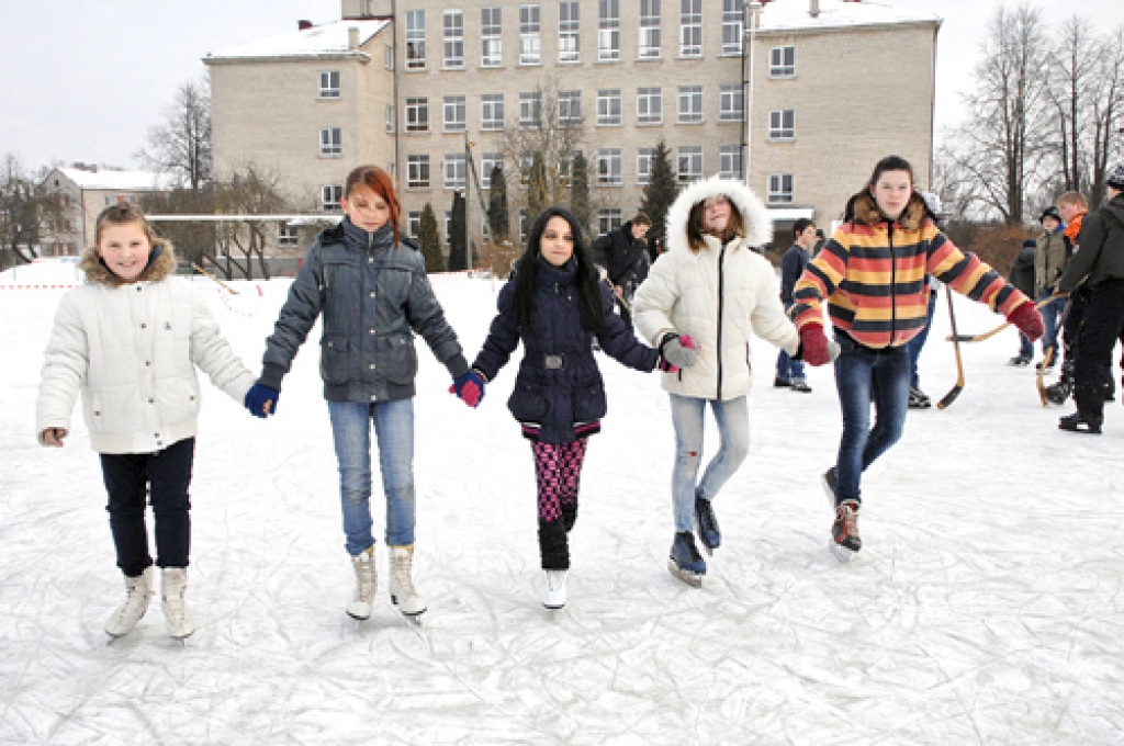 Slidotavu internātskolas audzēkņi izmanto gan stundās, gan pēc tām, gaidot savā pulkā arī citus ziemas prieku cienītājus iecavniekus.
Autors: Ivars Bogdanovs