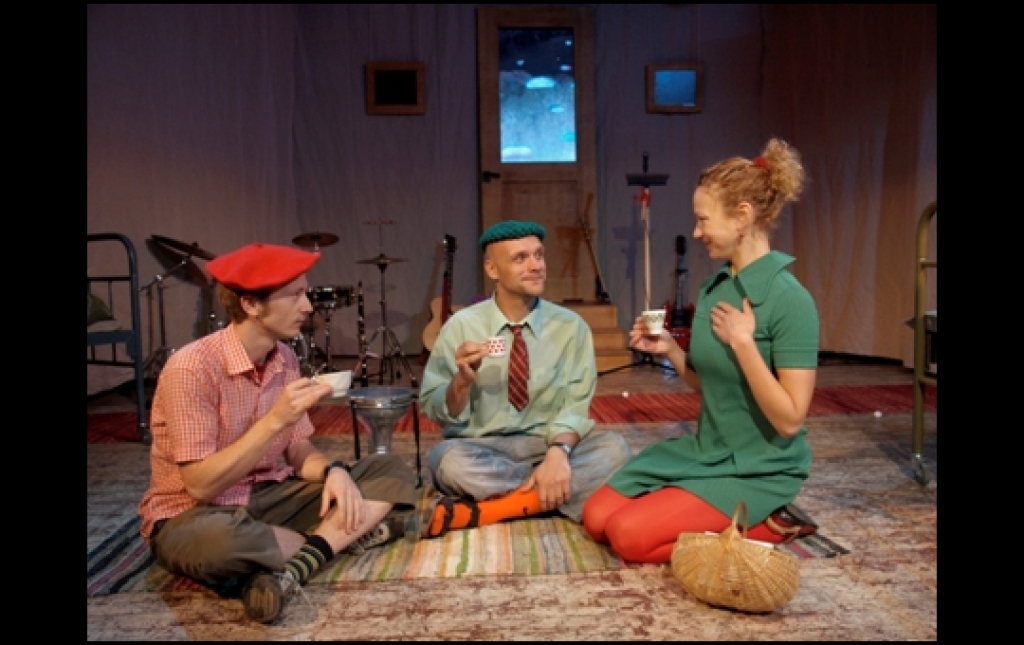 Varis Piņķis, Jēkabs Nīmanis un Inga Alsiņa izrādē «Ja tu esi sivēns». 
Autors: jrt.lv