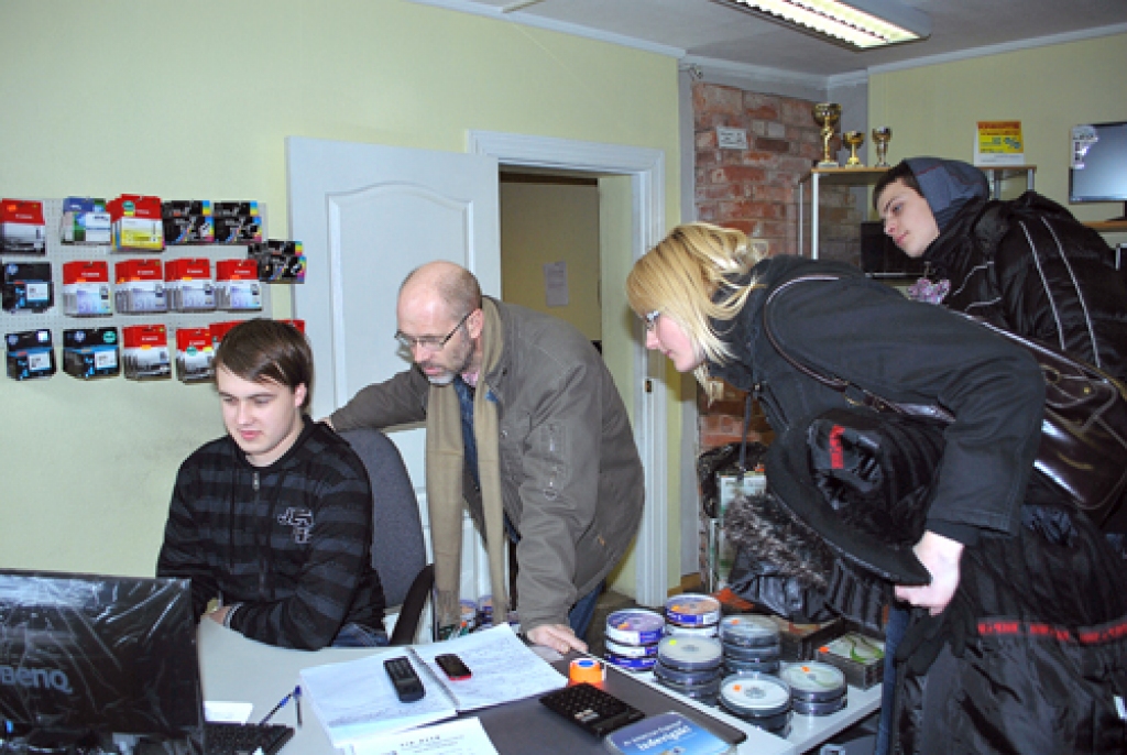 Artūrs Gailis (no kreisās) rāda paša paveikto Vismantam Šulcam, «DSTB» menedžerim. Viņus vēro «Bauskas Dzīves» «ēnas» Sandija Pudule un Anrijs Ignatavičs. 
Autors: Uldis Varnevičs