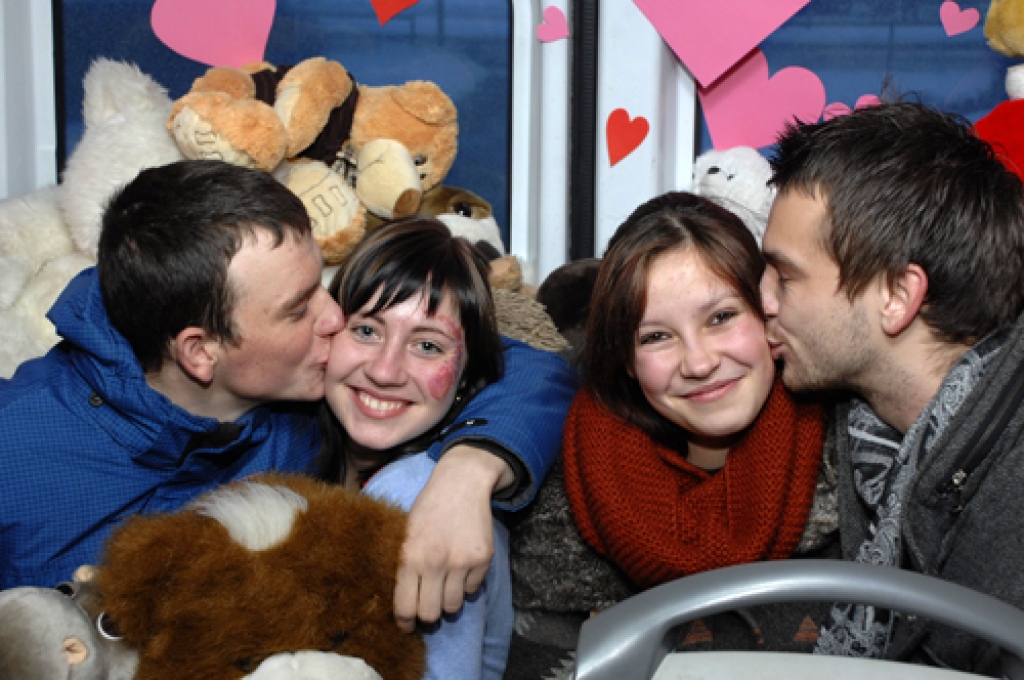 Viņi mīl viens otru: Ēriks (no kreisās) ar Anitu un Esmeralda ar Ričardu.
Autors: Ivars Bogdanovs