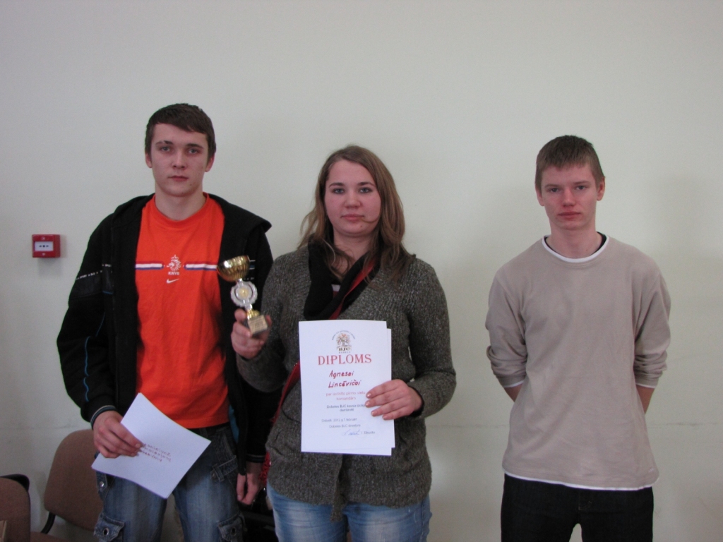 Saulaines profesionālās vidusskolas komanda: Rimants Arseņikovs, Agnese Linceviča un Filips Ušerovskis. 
Autors: No albuma.