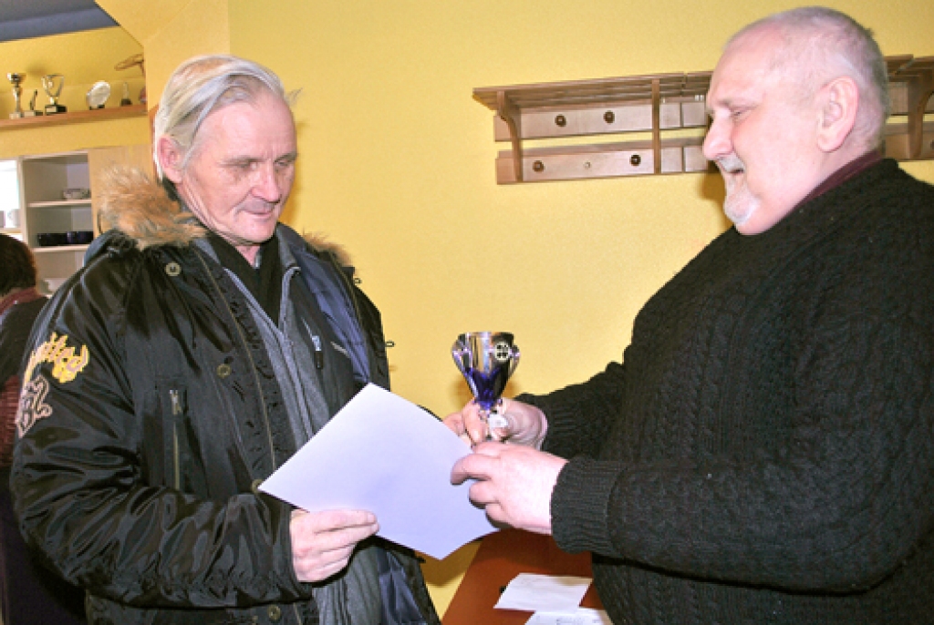 Ilgonis Rencis (no labās) apsveic zolītes turnīra uzvarētāju Ivaru Krūmiņu. 
Autors: Uldis Varnevičs