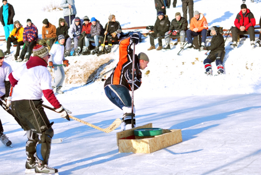 Kalvis Bernauts (vidū) gūst vārtus komandas «Trumpes dūzis» labā. 
Autors: Uldis Varnevičs