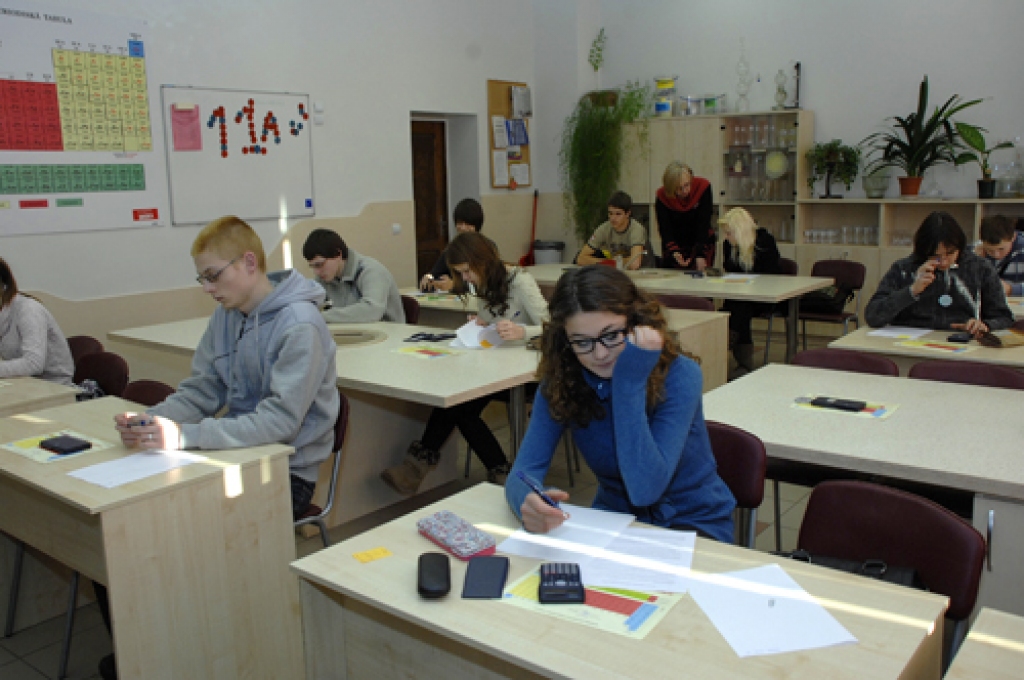 Skolēni sāk risināt ķīmijas olimpiādes uzdevumus. Tā 9. februārī risinājās Bauskas Valsts ģimnāzijā.
Autors: Ivars Bogdanovs